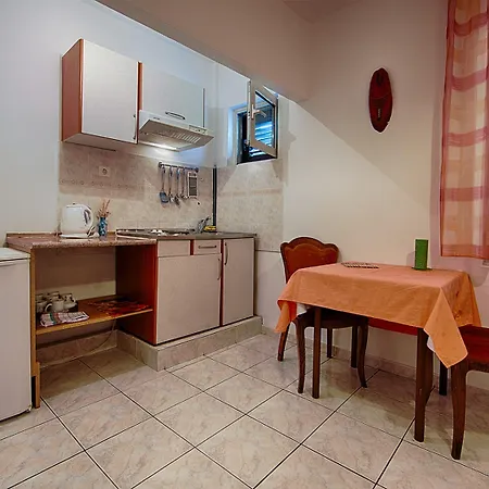 Malo Appartement Lastovo